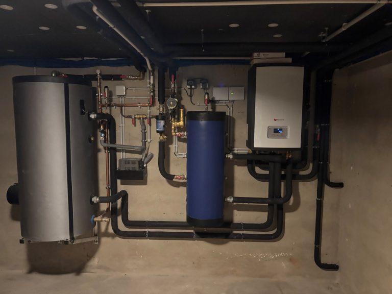 Chaufferie complète avec pompe à chaleur, ballon tampon et collecteur pour plancher chauffant