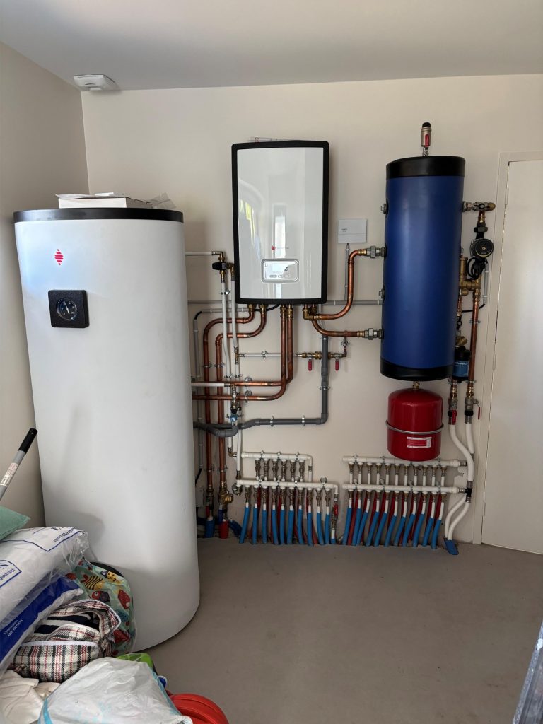 Installation complète de chaufferie avec pompe à chaleur air-eau, ballon tampon et nourrice pour plancher chauffant