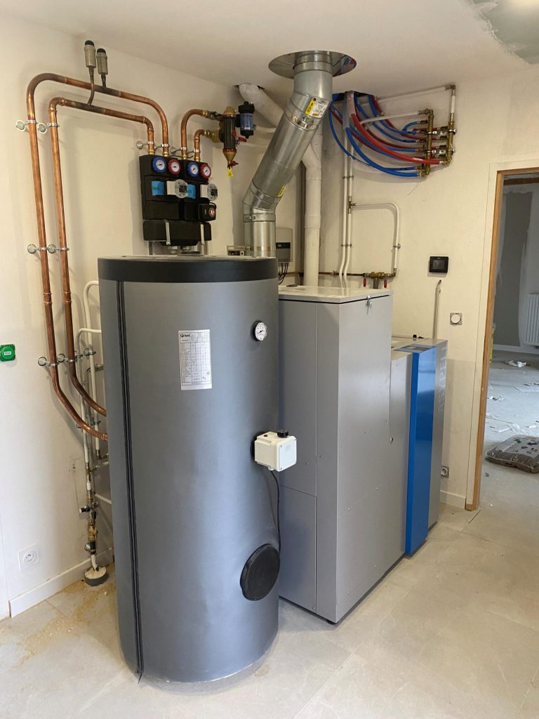 Installation chaudière à granulés Easypell avec ballon tampon et groupe de distribution hydraulique