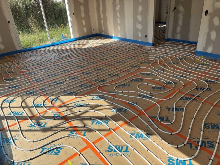 Pose des tubes PER pour chauffage au sol hydraulique sur isolant TMS