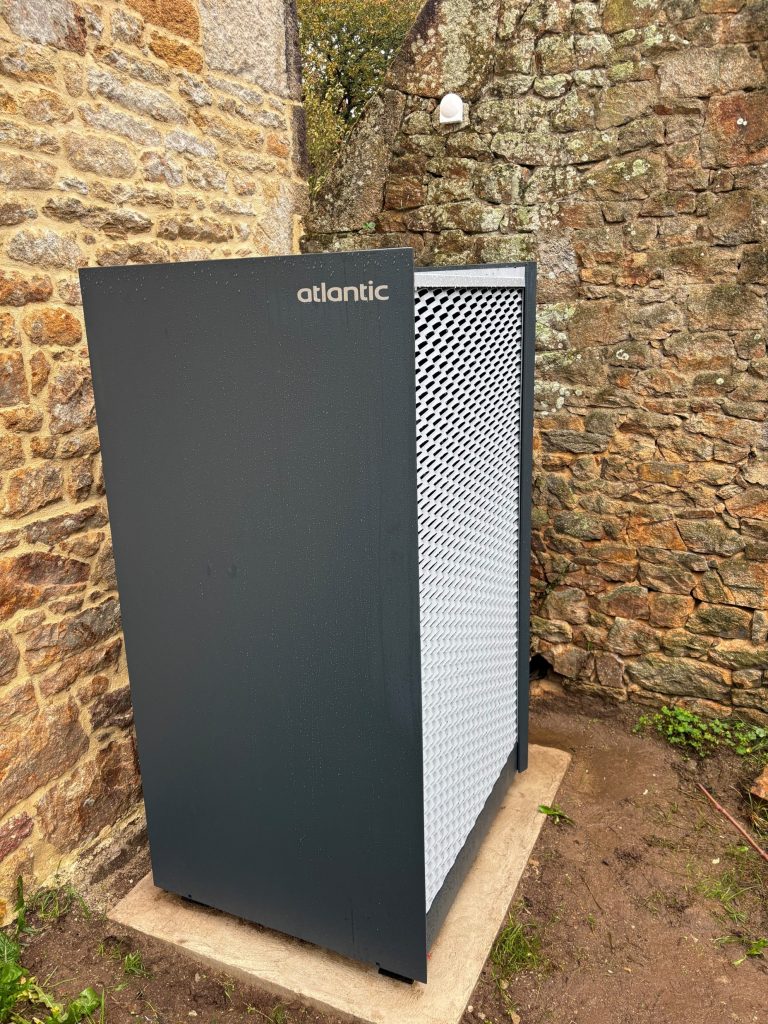 Unité extérieure de pompe à chaleur Atlantic format vertical installée sur dalle béton